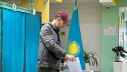 Қазақстанның жаңа Конституция жобасы туралы жалпыұлттық референдум кезінде Алматыдағы №504 референдум учаскесінде дауыс беріп жатқан адам, 15 наурыз, 2026 жыл.