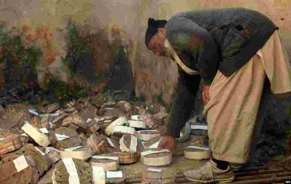 An Afghan bank official sorts old and soiled banknotes to be destroyed in Kandahar. (epa/Muhammad Sadiq)