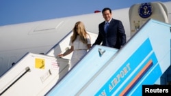 Secretarul de stat american Marco Rubio și soția sa, Jeanette Dousdebes, sosesc pe Aeroportul Internațional Ben Gurion, lângă Lod, Israel, pe 14 septembrie 2025.