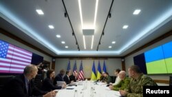 Secretarul de stat Antony Blinken și secretarul apărării Lloyd Austin participă la o întâlnire cu președintele Ucrainei, Volodimir Zelenski, la Kiev, 24 aprilie 2022.