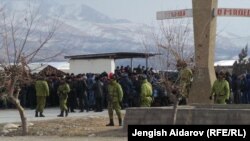 Военнослужащие на кыргызско-таджикской границе. Январь 2013 года.