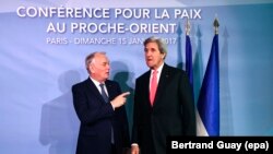 Министр иностранных дел Франции Жан-Марк Эйро и госсекретарь США Джон Керри на встрече в Париже