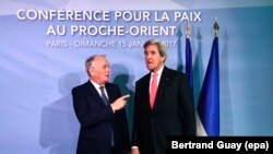 Министр иностранных дел Франции Жан-Марк Эйро и госсекретарь США Джон Керри на встрече в Париже. 