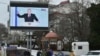 Në Sevastopol, në gadishullin ukrainas të okupuar të Krimesë, shihet një ekran televiziv që tregon presidentin rus, Vladimir Putin, gjatë fjalimit të tij vjetor për gjendjen e kombit.