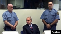 Slobodan Milošević u sudnici Haškog tribunala, jul 2001. godine