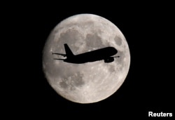 Пассажирский самолет заходит на посадку в аэропорту Лондона. Иллюстративное фото.