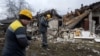 Аварійно-відновлювальні роботи тривають там, де це наразі дозволяє безпекова ситуація. Фото ілюстартивгн 
