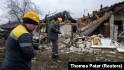 Аварійно-відновлювальні роботи тривають там, де це наразі дозволяє безпекова ситуація. Фото ілюстартивгн 