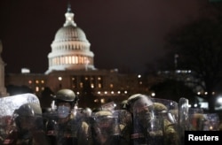 Garda Națională și politia restabilesc securitatea în jurul clădirii Congresului, Washington, 6 ianuarie 2021.