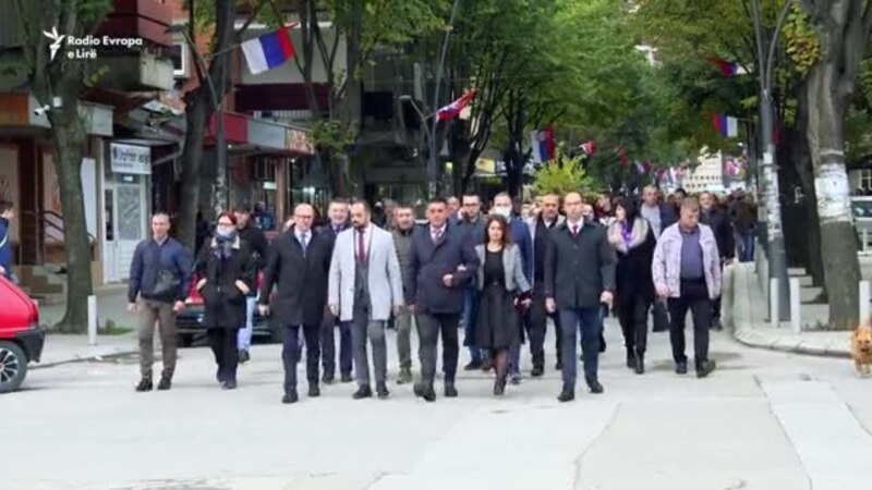 Zyrtarët serbë nisen drejt vendvotimeve - pa maska