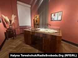 Атмосфера кабінету Бориса Возницького, відтворена на виставці