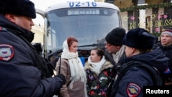 Femei din mișcarea „Calea spre casă” sunt înconjurate de polițiști în timpul unei adunări în centrul Moscovei, Rusia, 3 februarie 2024.