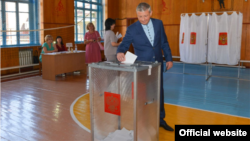 Глава Северной Осетии Вячеслав Битаров голосует на парламентских выборах 10 сентября 2017 года