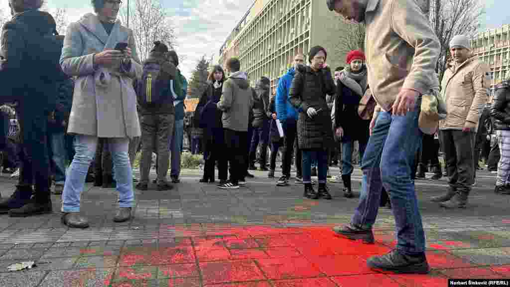 A diákok Szerbia-szerte blokkolják a bejutást mintegy negyven egyetemi karra, hetek óta elmaradt a tanítás.&nbsp;A tüntetők a kormány korrupcióját és nepotizmusát okolják a balesetért, ami hanyag építkezéshez és karbantartáshoz vezetett. Az Újvidéki Egyetem rektorátusának épülete előtt is több százan gyűltek össze, hogy követeljék az érintettek felelősségre vonását