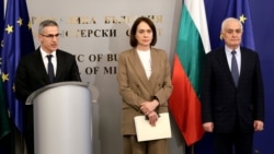 Служебният премиер Андрей Гюров (вляво) дава брифинг след заседанието на Съвета по сигурността в Министерския съвет, придружен от външната министърка Надежда Нейнски и министъра на отбраната Атанас Запрянов, 28 февруари 2026 г.