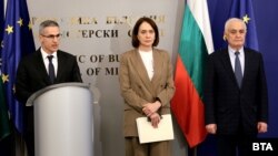 Служебният премиер Андрей Гюров (вляво) дава брифинг след заседанието на Съвета по сигурността в Министерския съвет, придружен от външната министърка Надежда Нейнски и министъра на отбраната Атанас Запрянов, 28 февруари 2026 г.