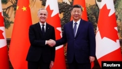 Kanadski premijer Mark Karni rukuje se sa predsednikom Kine Si Đinpingom u Velikoj sali naroda u Pekingu, Kina, 16. januara 2026.