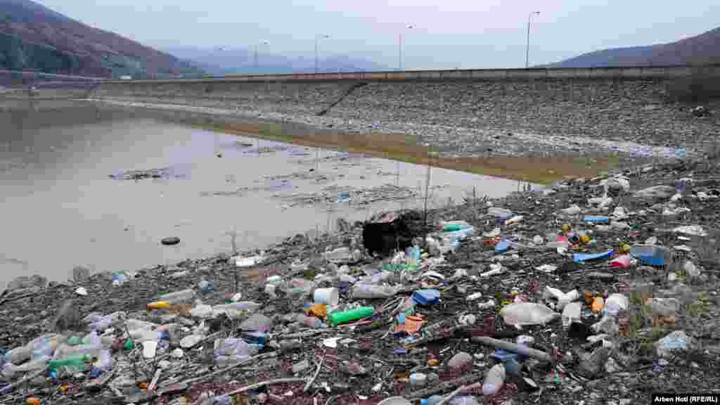 Mbeturina të shumta mund të shihen në brigjet e Liqenit të Badocit, por edhe në ujë, pranë pendës, që ka një lartësi prej 45 metrash. 