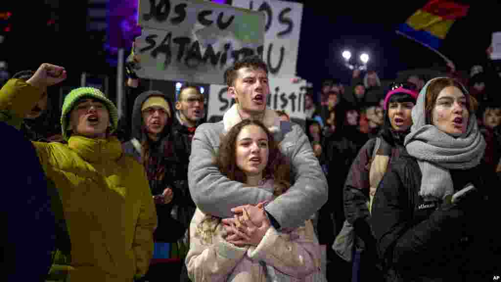 Több száz fiatal gyűlt össze november 25-én, hétfőn délután, egy nappal az elnökválasztás első fordulója után a bukaresti Piața Universității téren, hogy az első helyezett jelölt, a független Călin Georgescu ellen tüntessen