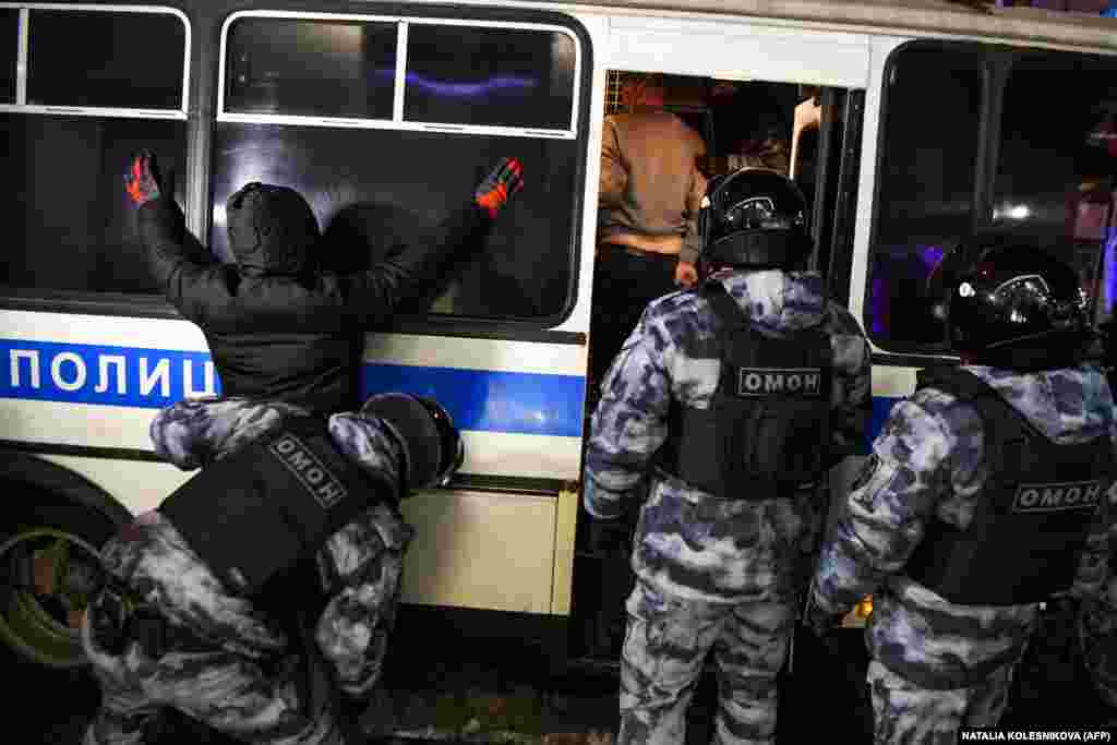Megmotoznak egy őrizetbe vett tüntetőt Moszkva belvárosában február 3-án.