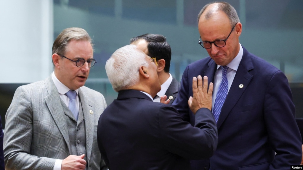Прем'єр-міністр Бельгії Барт де Вевер, президент Європейської ради Антоніо Коiта та канцлер Німеччини Фрідріх Мерц спілкуються під час саміту лідерів Європейського Союзу в Брюсселі, Бельгія, 23 жовтня 2025 року