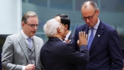 Прем'єр-міністр Бельгії Барт де Вевер, президент Європейської ради Антоніо Коiта та канцлер Німеччини Фрідріх Мерц спілкуються під час саміту лідерів Європейського Союзу в Брюсселі, Бельгія, 23 жовтня 2025 року