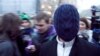 &quot;Независимый журналист&quot; развлекал сотню журналистов в ожидании раздачи палаток