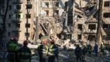У пошкодженому будинку працюють рятувальники, повідомляє міський голова Києва