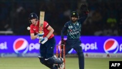 پاکستان و انگلستان هر دو با رسیدن به مرحله نهایی رقابت های جهانی از تلاش برای بدست آوردن جام سخن زده اند.