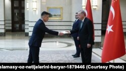 Ilçi Mekan Işangulyýew prezident Repejep Taýyp Erdogana ynanç hatyny gowşurýar. Türk mediasynyň fotosuraty