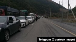 Coadă de mașini la punctul de trecere al frontiere Upper Lars, dintre Rusia și Georgia.