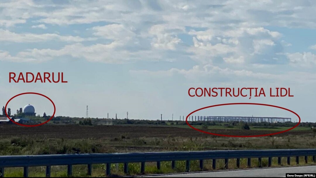 Baza logistică a Lidl urma să fie construită la mai puțin de 2000 de metri de radar. Din februarie 2022 lucrările au fost oprite.
