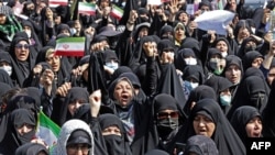  Поддръжници на ислямския режим участваха в проправителствен митинг в Техеран. Част от тях скандираха 