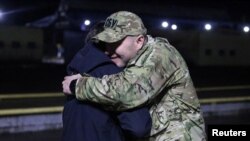 Shefi i Shërbimit të Sigurimit të Ukrainës, Vasyl Maliuk (djathtas), përqafon një ushtar, që u lirua nga Rusia. Fotografia është realizuar në rajonin ukrainas të Çernihivit.