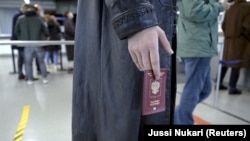 Ivan, 23 vjeç, nga Rusia pret në radhë për të kontrolluar pasaportën e tij në pikën e kontrollit kufitar Vaalimaa në Virolahti, Finlandë. 25 shtator 2022.