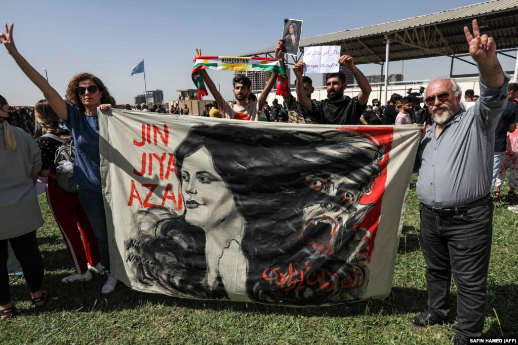 Protestuesit&nbsp;kurdë irakianë dhe iranianë jashtë zyrave të OKB-së në Arbil, duke mbajtur lart një pankartë me imazhin e 22-vjeçares Mahsa Amini, e cila vdiq derisa ishte e paraburgosur nga autoritetet iraniane.