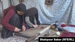 عواید زنان قالین باف هرات به دلیل کمرنگ شدن بازار فروش قالین٬ کاهش یافته است