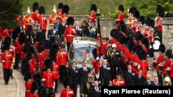 II. Erzsébet királynő koporsóját viszi egy autó az angliai Windsorban 2022. szeptember 19-én