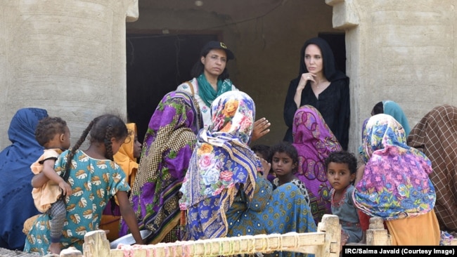 Angelina Jolie viziton Pakistanin e goditur nga përmbytjet
