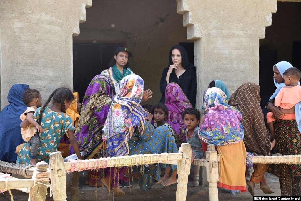 Aktorja amerikane, Angelina Jolie, (veshur me të zeza) duke dëgjuar përmes një përkthyese gratë në lagjen Dadu të Pakistanit pasi ato u zhvendosën nga përmbytjet që kanë kapluar Pakistanin që nga mesi i qershorit. Jolie është e dërguar speciale e OKB-së për refugjatët. Ajo kishte qenë edhe më parë në Pakistan si e dërguar speciale e OKB-së, pas tërmetit vdekjeprurës të vitit 2005 dhe pas përmbytjeve të vitit 2010.