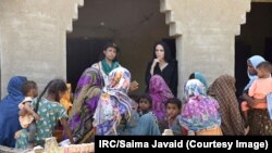 Angelina Jolie sa raseljenima nakon velikih poplava koje su pogodile Pakistan, septembar 2022.
