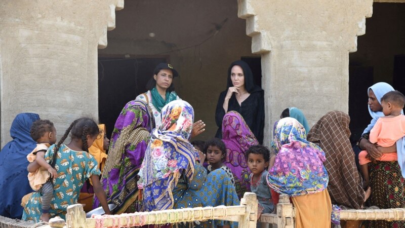Angelina Jolie viziton Pakistanin e goditur nga përmbytjet
