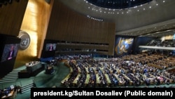 تالار جلسات سازمان ملل متحد که نماینده گان کشور های جهان در مورد مسایل مختلف بحث و تصمیم گیری می کنند