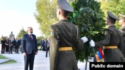 Armenia - Prime Minister Nikol Pashinian lays a wreath at the Yerablur Military Pantheon in Yerevan, September 21, 2022.
