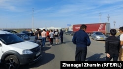 Люди и машины на границе Актюбинской области Казахстана с Оренбургской областью России. 22 сентября 2022 года.