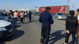 Kazakhstan - People and cars on the border of the Aktobe region of Kazakhstan with the Orenburg region of Russia. 22Sep2022