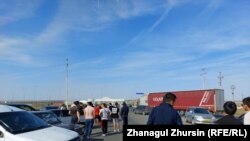 Люди и транспорт в пункте «Жайсан» на границе Казахстана и России. 22 сентября 2022 года