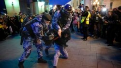 Poliția rusă reține protestatari la Ekaterinburg în timpul unui miting împotriva mobilizării parțiale