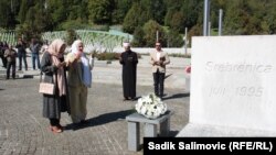 Žene Srebrenice, desno Munira Subašić, na obilježavanju 19. godišnjice Memorijalnog centra Srebrenica u Potočarima, septembar 2022.