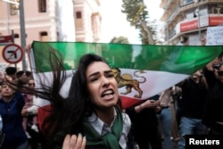 Иранка, проживающая в Турции, на акции протеста после смерти Махсы Амини у консульства Ирана в Стамбуле. Турция, 21 сентября 2022 года